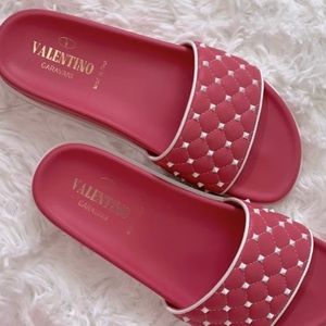VALENTINO pink leather slides quilted vamp punctuated by iconic studs in white